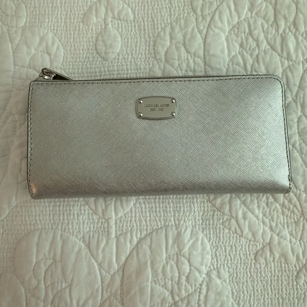 Michael Kors Zip Wallet - Picture 1 of 11